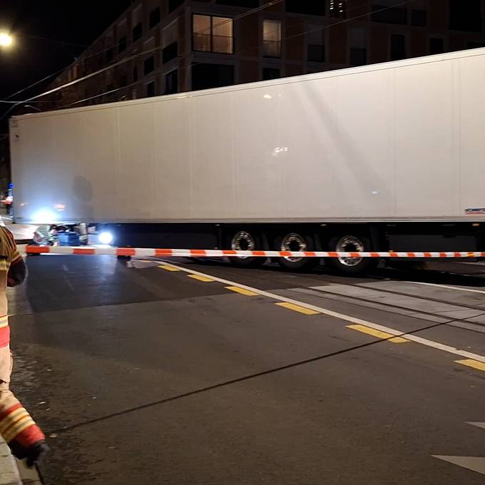 Lastwagen verliert Anhänger auf dem «Breitschplatz» in Bern