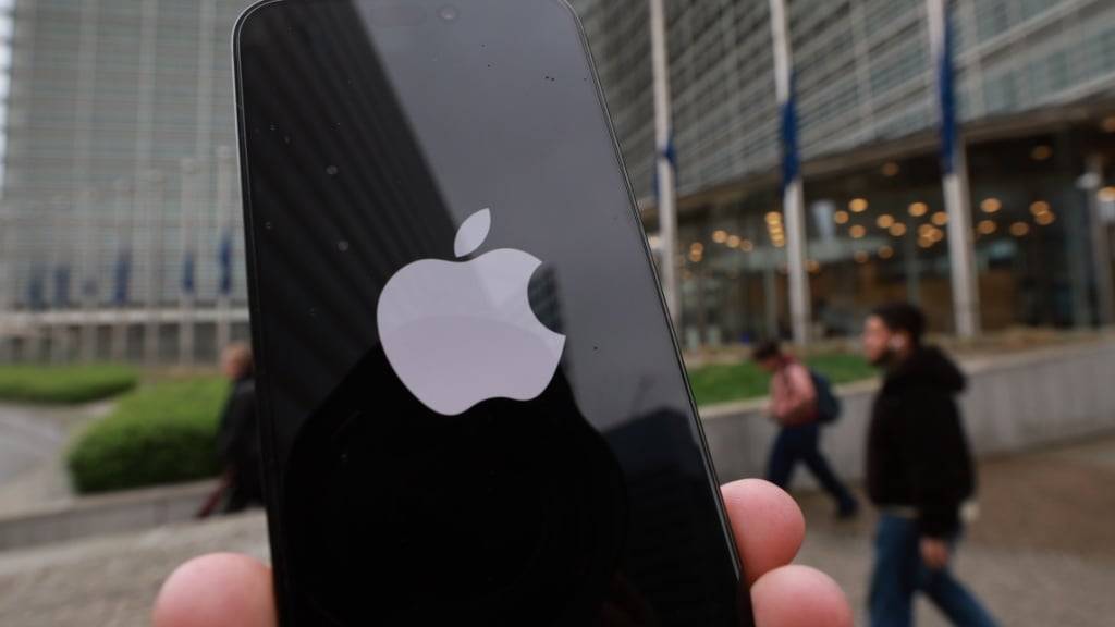 Die Zollpolitik von Donald Trump schürte in den USA die Sorge vor teureren iPhones. Das Geschäft mit dem Apple-Handy wuchs zuletzt. Der Konzern sieht aber keine Anzeichen für vorgezogene Käufe. (Archivbild)