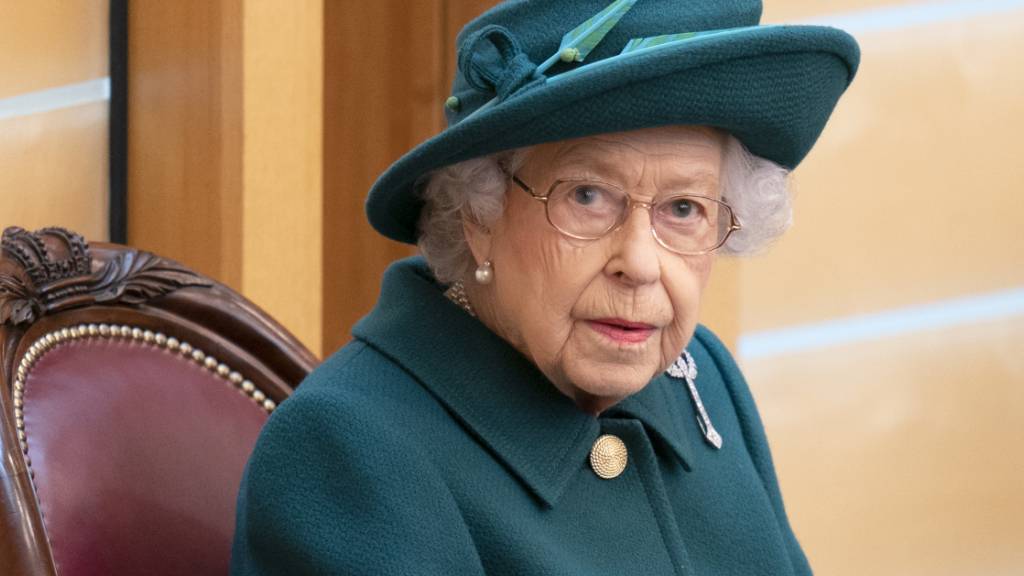 ARCHIV - Königin Elizabeth II. sitzt im Plenarsaal des schottischen Parlaments in Edinburgh, um den offiziellen Beginn der sechsten Sitzungsperiode des Parlaments zu feiern. Foto: Jane Barlow/PA Wire/dpa