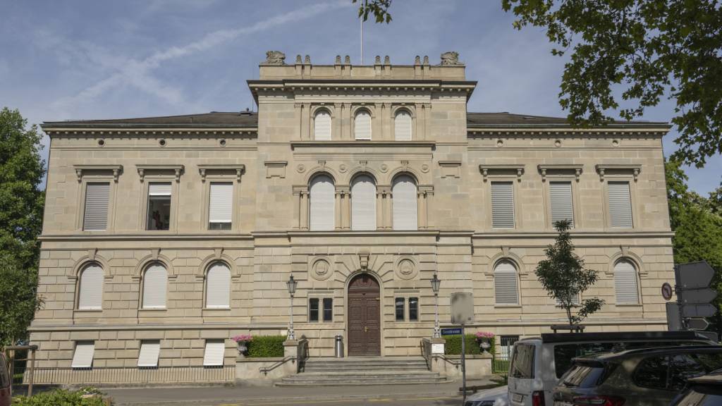 Aufgrund der wachsenden Herausforderungen im Amt für Kindes- und Erwachsenenschutz lässt die Zuger Direktion des Innern eine externe Analyse durchführen. (Archivaufnahme des Regierungsgebäudes)