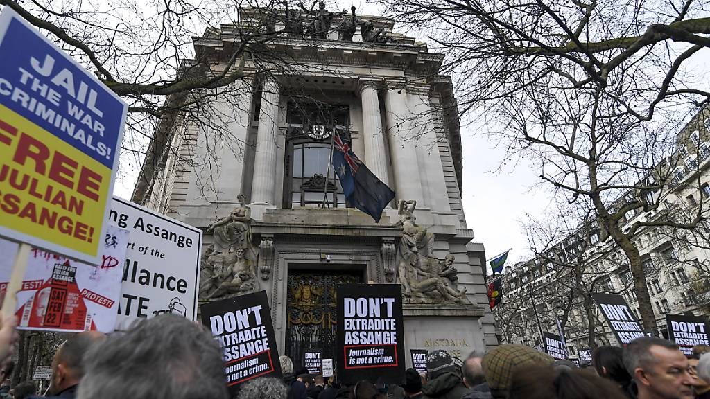 Vor Beginn der Anhörung des Wikileaks-Gründers Julian Assange am Montag haben Prominente am Samstag auf einem Protestmarsch in London dessen Freiheit gefordert. Zu den Teilnehmern gehörten unter anderem Roger Waters (Pink Floyd) und Chrissie Hynde (The Pretenders).