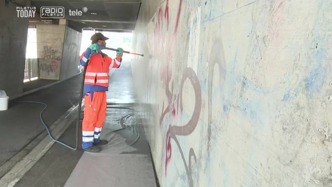«Anti-Graffiti-Team» entfernt illegale Strassenmalerei