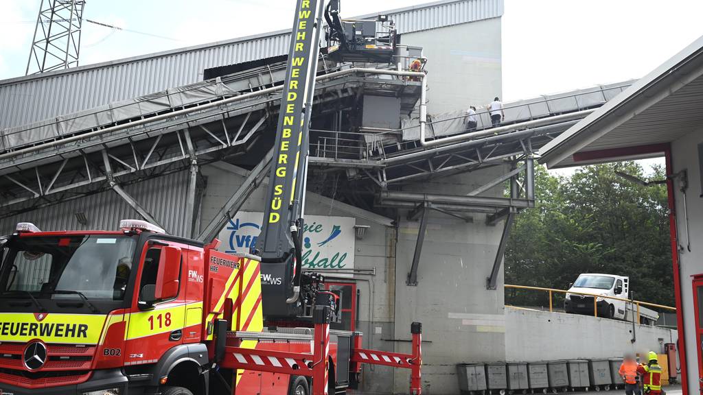 Abfall falsch entsorgt und Feuer ausgelöst: Brand in Recyclinganlage