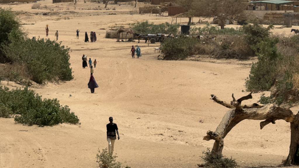 ARCHIV - Blick auf das Flüchtlingslager Aboutengé im Osten des Tschad. Hier haben rund 47.000 Menschen aus der sudanesischen Region Darfur Zuflucht vor dem Bürgerkrieg im Sudan gefunden, die meisten von ihnen Frauen und Kinder. Foto: Eva Krafczyk/dpa