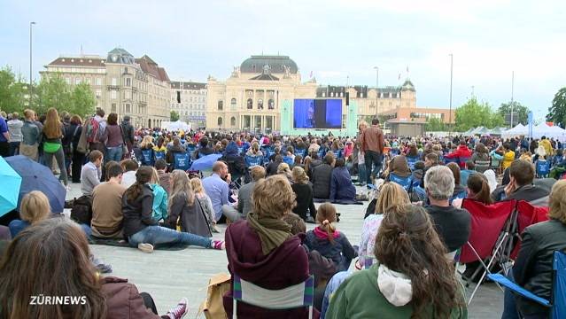 Riesiger Andrang bei Oper für alle auf dem Sechseläutenplatz