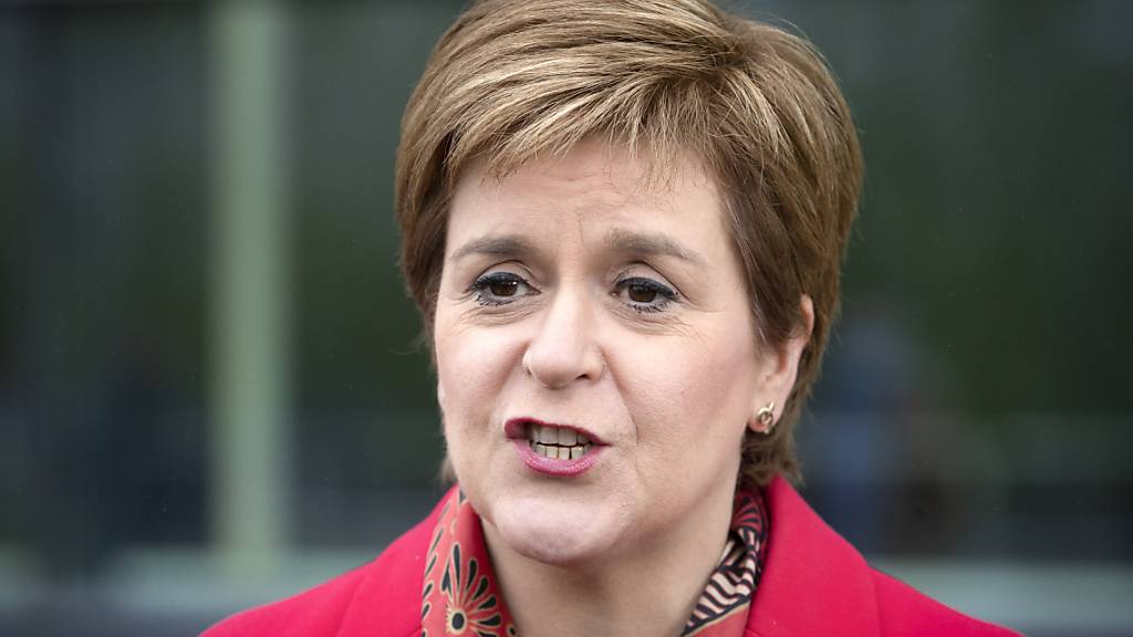 Nicola Sturgeon, Erste Ministerin von Schottland und Vorsitzende der Schottischen Nationalpartei (SNP), spricht nach der Wahl zum Regionalparlament in Schottland vor der Emirates Arena. Foto: Jane Barlow/PA Wire/dpa