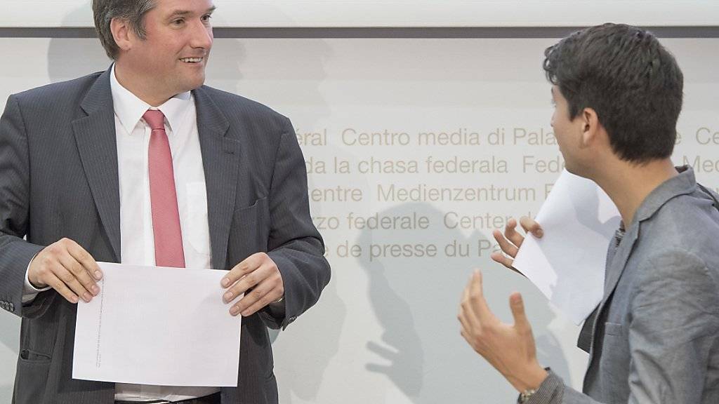 Kämpferisch in die Zukunft: SP-Präsident Christian Levrat und Jusochef Fabian Molina (rechts).