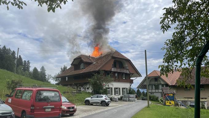 Haus in Lützelflüh gerät in Vollbrand – Feuerwehrmann verletzt
