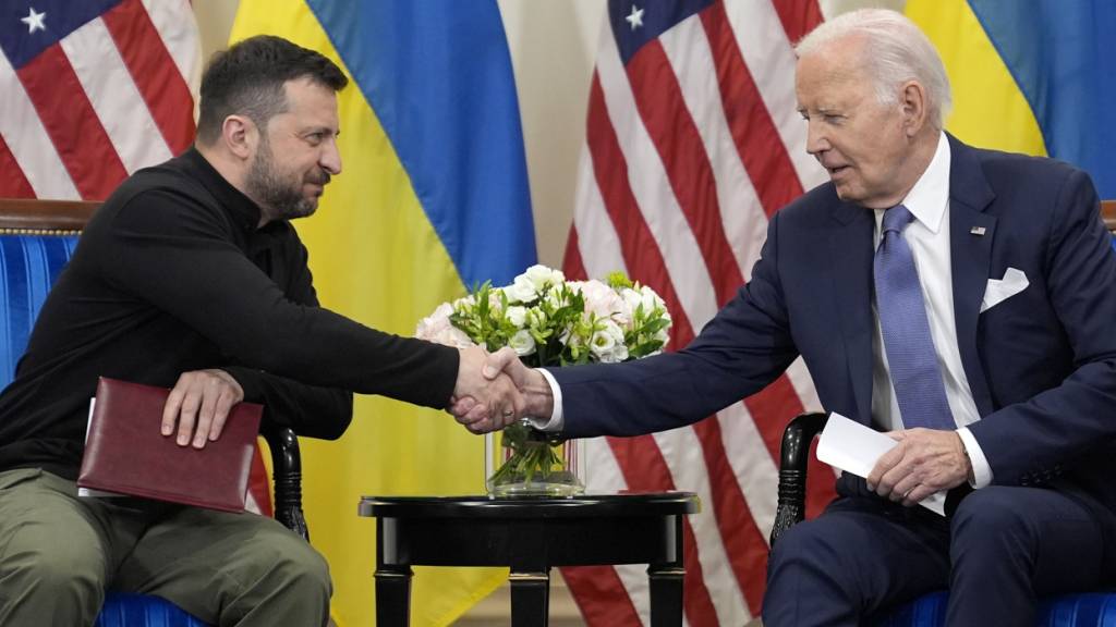 US-Präsident Joe Biden (r) schüttelt die Hand des ukrainischen Präsidenten Wolodymyr Selenskyj. Foto: Evan Vucci/AP