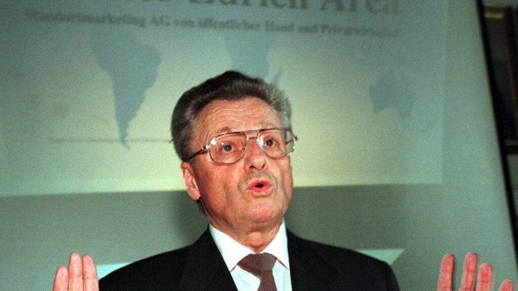 Der frühere FDP-Regierungsrat Ernst Homberger ist im Alter von 88 Jahren gestorben. Auf dem Bild stellt er am 30. Juni 1998 die Standortförderungsorganisation «Greater Zurich Area» vor. (Archivbild)