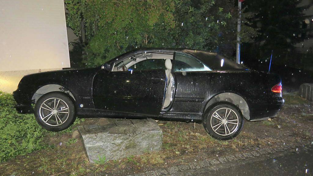 Blechschaden an Mutters Auto: 16-Jähriger verlor auf seiner Strolchenfahrt in Staufen AG die Kontrolle über das Auto und prallte in einen Stein.