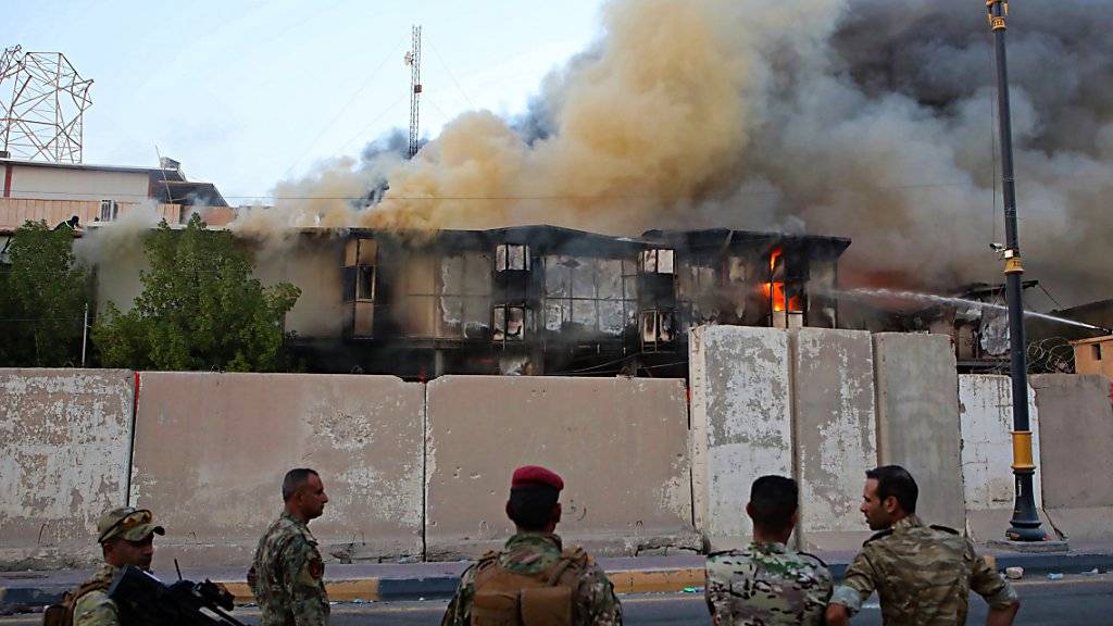 Über zahlreichen Regierungsgebäuden in Basra im Irak gibt es am Donnerstag dicke Rauchschwaden.