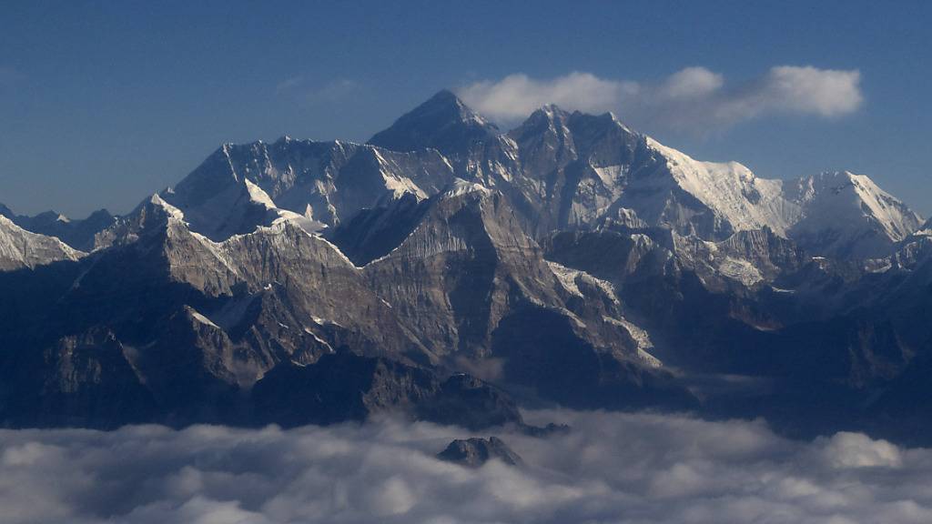 ARCHIV - Das Himalaya-Gebirge zieht Extremsportler aus der ganzen Welt an. Hier steht mit dem Mount Everest (im Bild) auch der höchste Berg der Welt. Foto: Aryan Dhimal/ZUMA Wire/dpa