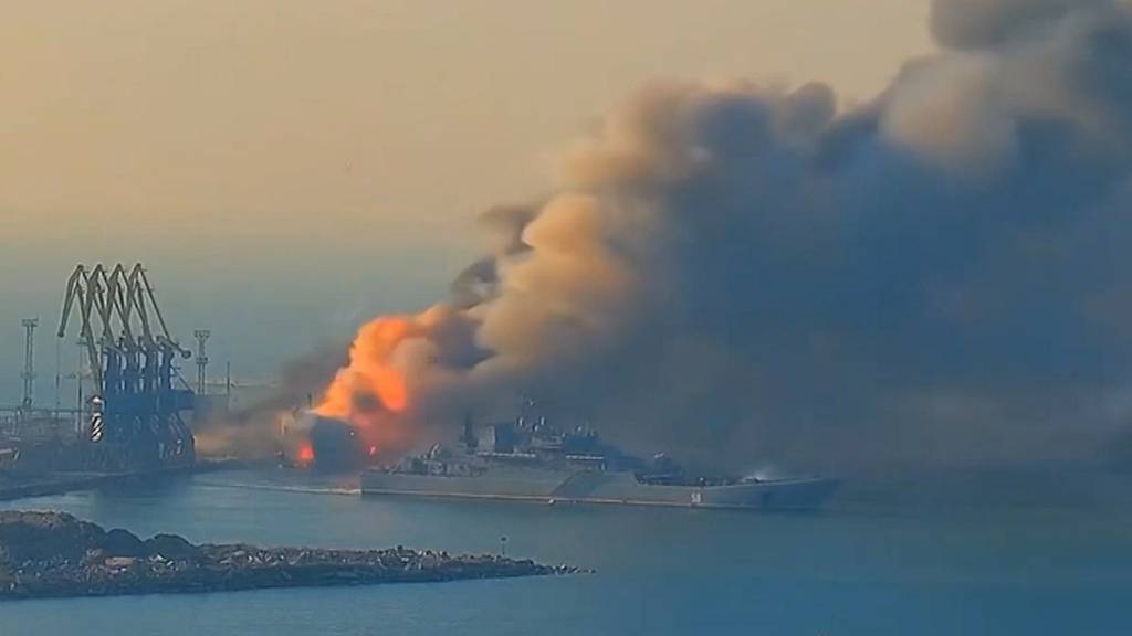 Explosion im Hafen von Berdjansk: Videos sollen Zerstörung von russischem Kriegsschiff zeigen
