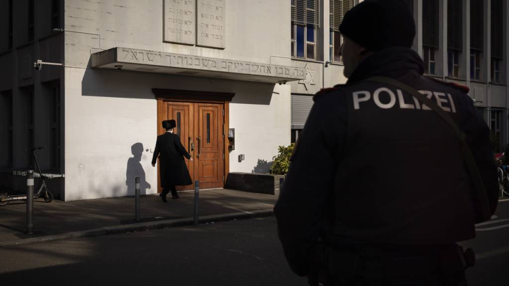 Ein 27-Jähriger muss im März wegen antisemitischer Vorfälle vor das Bezirksgericht Zürich. Unter anderem schlich er mit einem Messer vor der Synagoge Agudas Achim in Wiedikon herum. (Archivbild)
