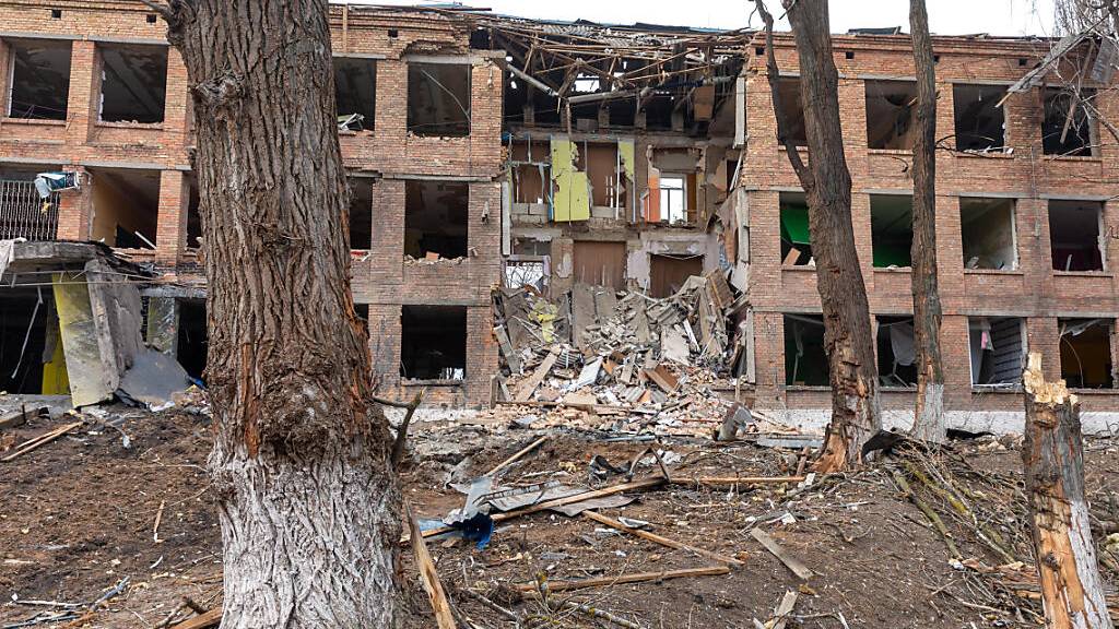 Das zerstörte Gebäude einer Sekundarschule etwa 30 Kilometer südlich von Kiew. Foto: Mykhaylo Palinchak/SOPA/ZUMA/dpa