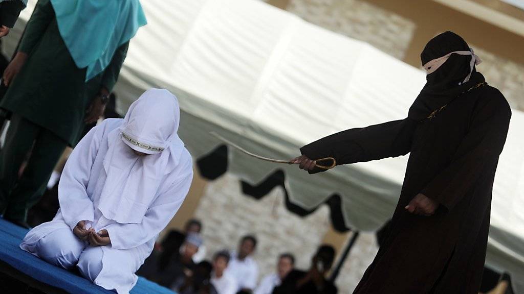Eine unverheiratete Frau erhält am Mittwoch in Banda Aceh öffentlich Stockschläge, weil sie verbotenen Körperkontakt hatte.