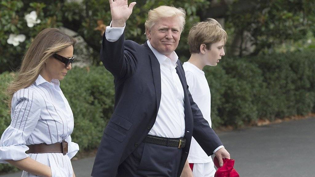 Trump mit seiner Frau Melania und Sohn Barron auf dem Weg zum Helikopter, der sie zum Präsidentensitz Camp David brachte.