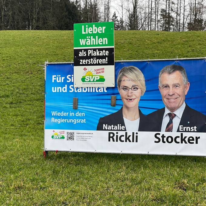 Unbekannte zerstören SVP-Wahlplakate – Partei kontert mit ungewöhnlicher Aktion