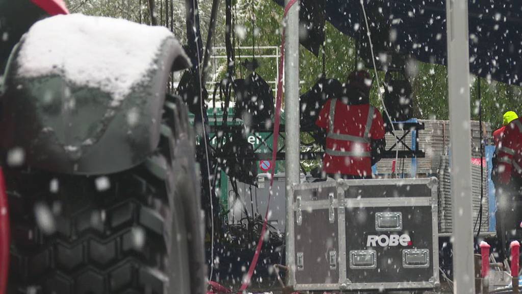 Aufbauarbeiten im Schneegestöber: Zirkus Knie gastiert in St.Gallen