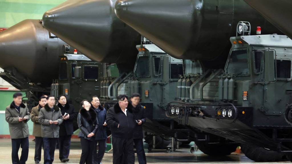 HANDOUT - Kim Jong Un, Machthaber in Nordkorea, mit seiner Tochter beim Besuch einer Fabrik für mobile Abschussvorrichtungen für Interkontinentalraketen (ICBMs). Foto: KCNA/KNS/dpa - ACHTUNG: Nur zur redaktionellen Verwendung und nur mit vollständiger Nennung des vorstehenden Credits