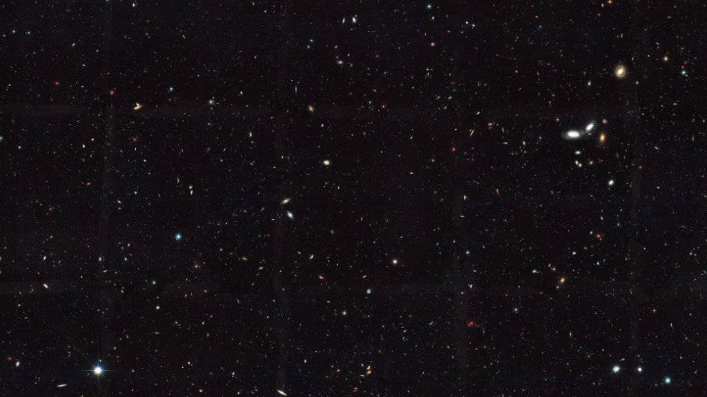 Das Hubble-Foto zeigt Dutzende weit entfernte Galaxien: Mit den bisherigen Teleskopen konnten erst zehn Prozent des Weltalls beobachtet werden, haben die Astronomen berechnet.