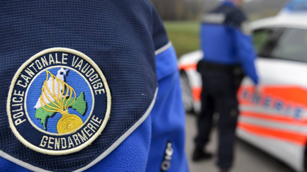 Laut der Kantonspolizei Waadt kam es am Mittwoch in Vevey zu einem Streit zwischen zwei Männern um die Lautstärke des Handys eines der beiden. Ein Mann wurde schwer verletzt und befindet sich im künstlichen Koma. (Symbolbild)