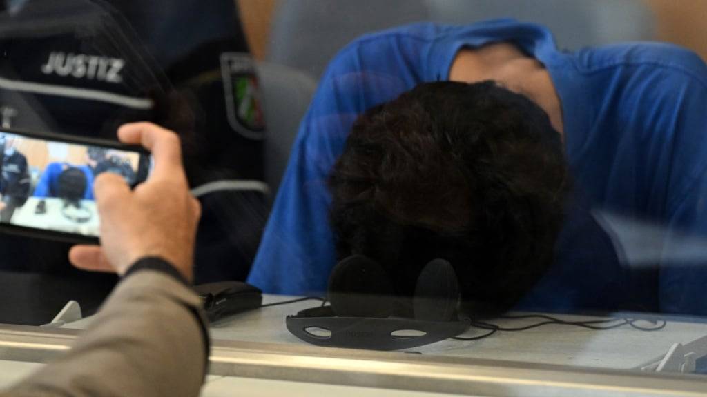 Der Angeklagte im Gerichtssaal der Oberlandesgerichts. Auf dem Stadtfest «Festival der Vielfalt» soll der Syrer Issa Al H. (27) drei Menschen erstochen haben. Dem Angeklagten wird dreifacher Mord, zehnfacher Mordversuch und Mitgliedschaft in einer Terrorvereinigung vorgeworfen. Foto: Federico Gambarini/dpa