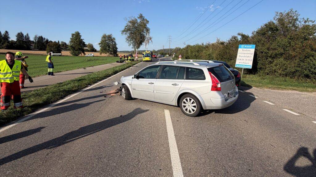 Polizei und Feuerwehr sicherten die Unfallstelle. Im Einsatz stand auch ein Notarzt des Spitals Bülach.
