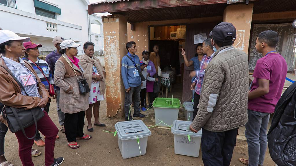 Menschen stehen vor einem Wahllokal für die Präsidentschaftswahlen. Foto: Alexander Joe/AP/dpa