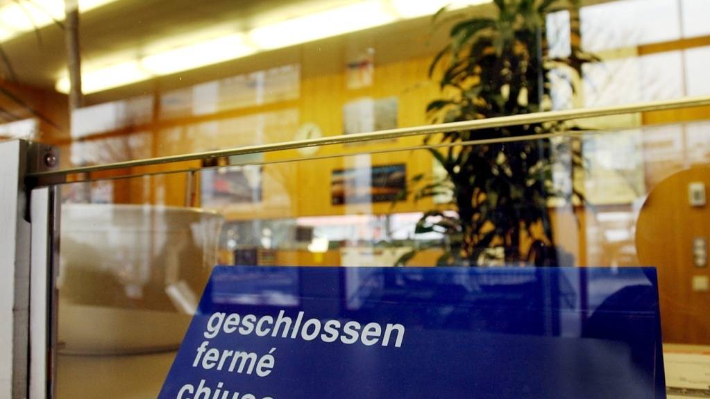 Der Ticketkauf verlagert sich ins Digitale, die SBB ziehen nach: Ab 2027 schliessen 13 weitere Bahnschalter. Nur noch drei Prozent der Billette werden persönlich verkauft. (Archivbild)
