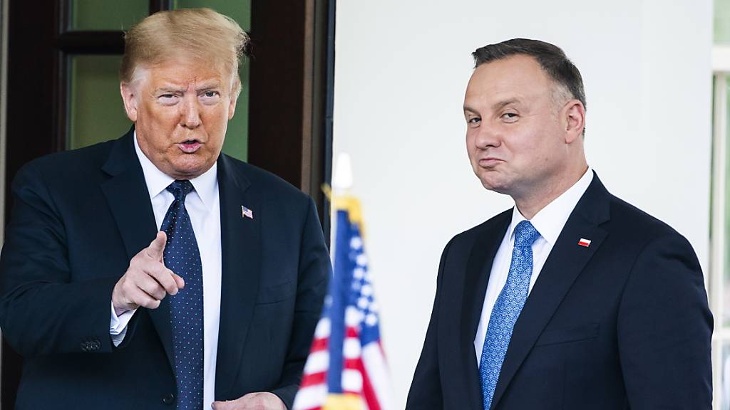US-Präsident Donald Trump (links) verspricht dem polnischen Präsidenten Andrzej Duda (rechts) eine Verstärkung der Truppen in Polen. Ein Teil der Truppen, die heute in Deutschland stationiert sind, soll nach Polen verlegt werden.