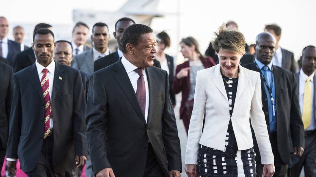 Simonetta Sommaruga (rechts) wird vom äthiopischen Präsidenten Mulatu Teshome (Mitte) am Flughafen empfangen. Im Hintergrund der Bundesratsjet.