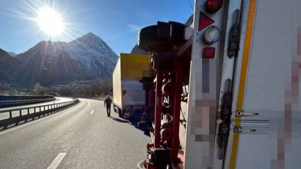 Im Föhnsturm ist im Kanton Uri der Anhänger eines LKW gekippt.