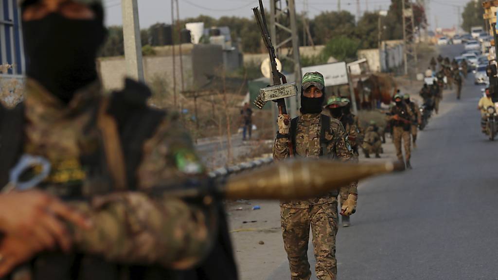 Maskierte Kämpfer der Kassam-Brigaden - einer militärischen Unterorganisation der Hamas - patrouillieren auf einer Straße im Gazastreifen. Foto: Adel Hana/AP/dpa