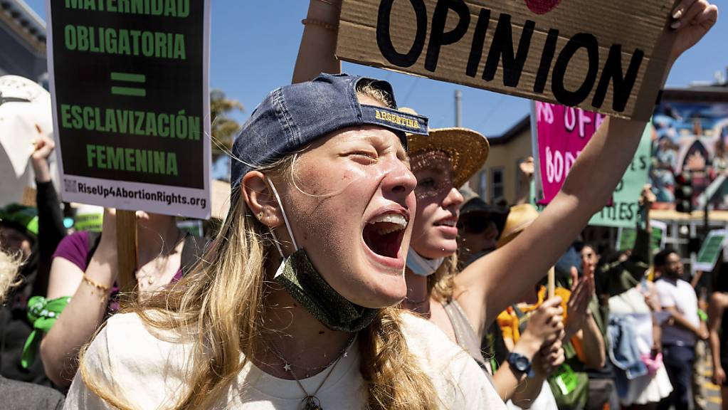 Eine Demonstrantin für Abtreibungsrechte nimmt an einem Marsch durch San Franciscos Mission District teil. 