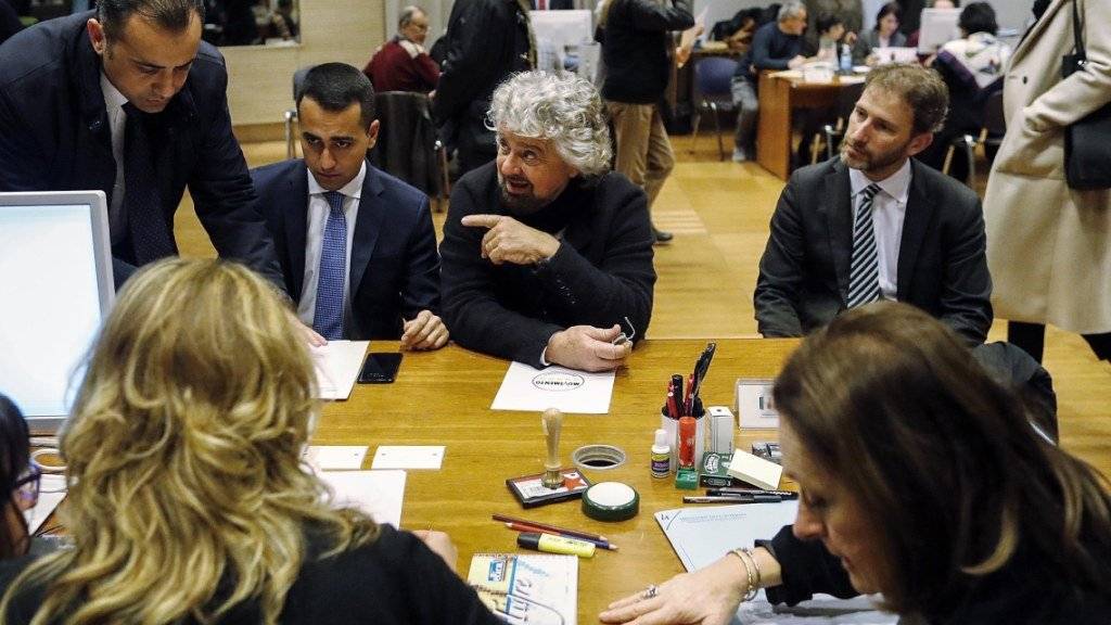 Beppe Grillo (Mitte) legt sich wenige Wochen vor der Parlamentswahl ins Zeug. Wegen der drastischen Auswirkungen der Digitalisierung fordert er nun eine drastische Kürzung der Wochenarbeitszeit.