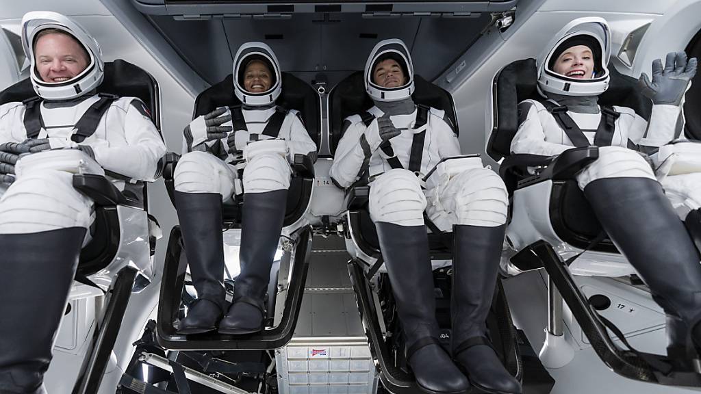 Chris Sembroski, Sian Proctor, Jared Isaacman and Hayley Arceneaux (von links nach rechts) vor einem der ersten Raumflüge mit der Space-X-Rakete. (Archivbild)