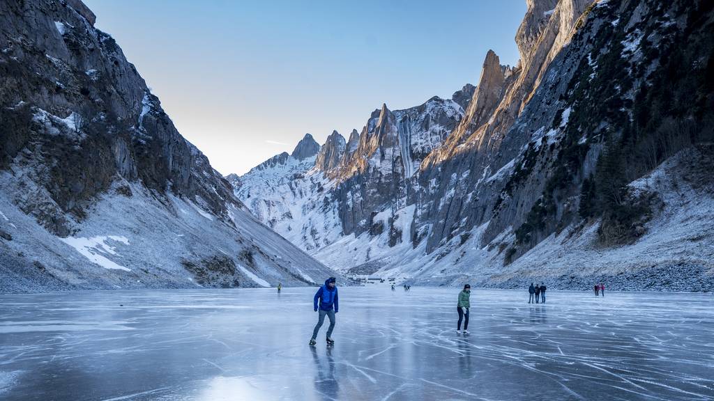 Menschen beim Schlittschuhlaufen auf dem schwarz gefrorenen Fälensee im Dezember 2016.