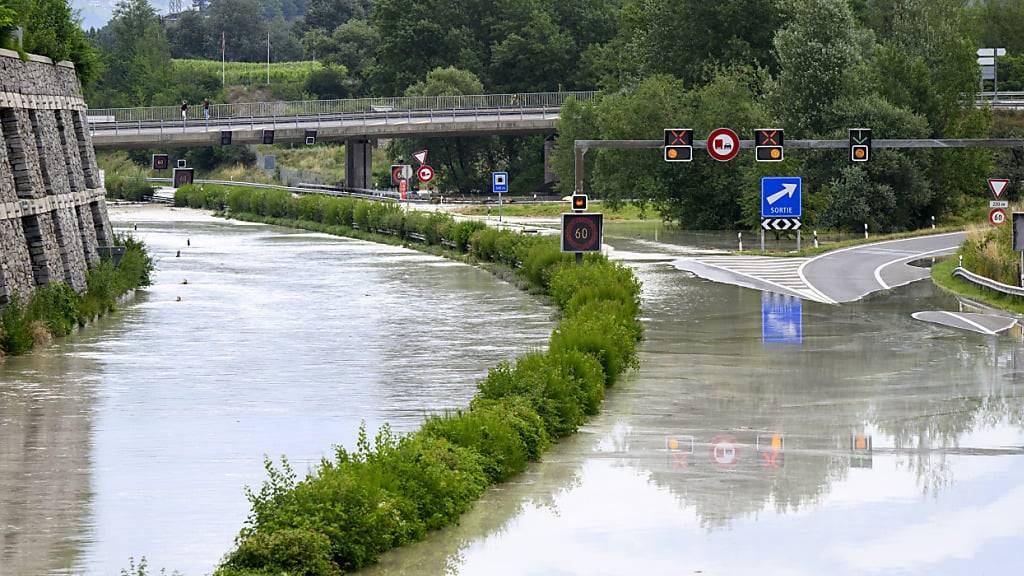 Überschwemmte Autobahn nach heftigen Gewittern im Wallis.