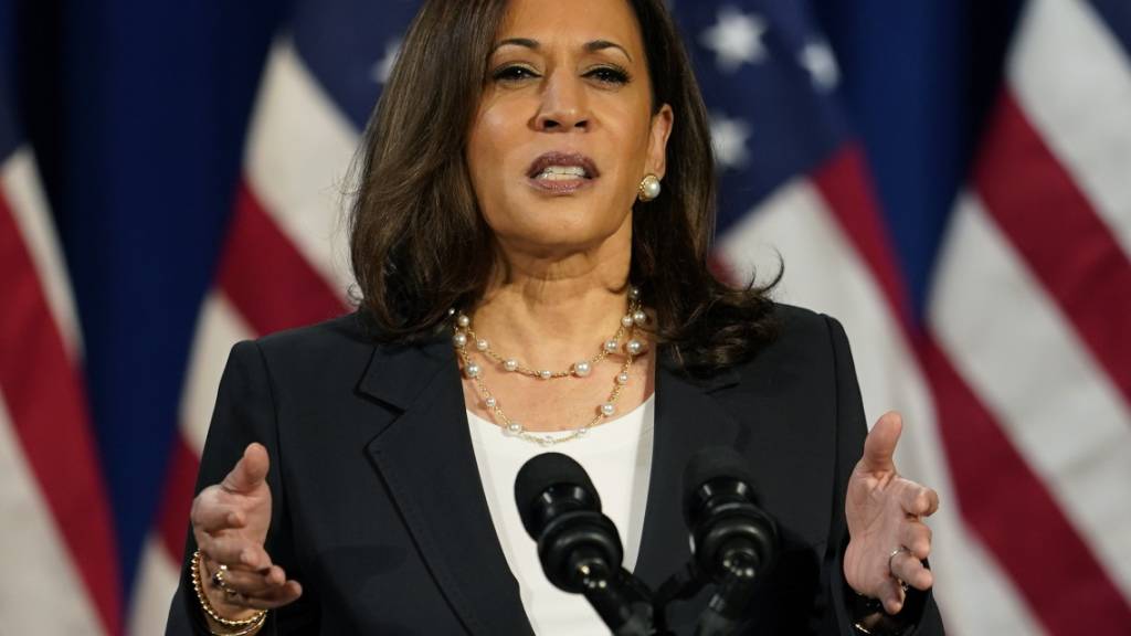 Kamala Harris, demokratische Vize-Präsidentschaftskandidatin, während einer Rede. Foto: Carolyn Kaster/AP/dpa