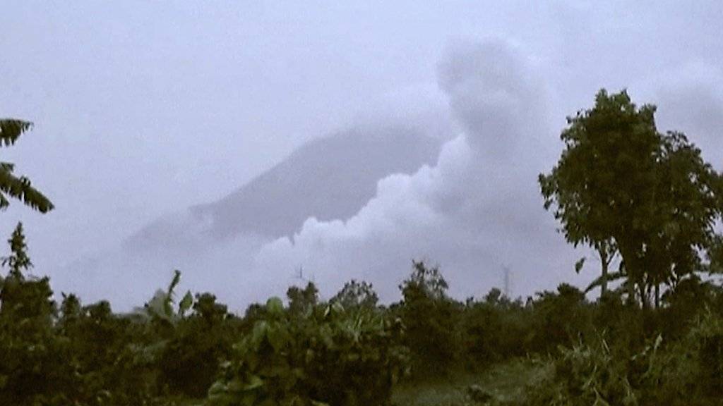 Der Sinabung ist der aktivste Vulkan in Indonesien: Er schleuderte am Samstag plötzlich Asche und Gaswolken in die Luft.