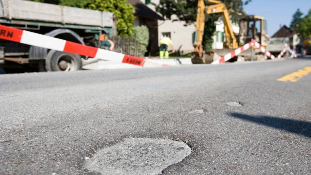 Die Wettbewerbskommission hat in den Kantonen Jura, Neuenburg, Freiburg und Bern kantonale und kommunale Beschaffungen für Strassensanierungen untersucht. Bei vier Bauunternehmen wurden dabei Submissionsabreden festgestellt. (Archivbidl)