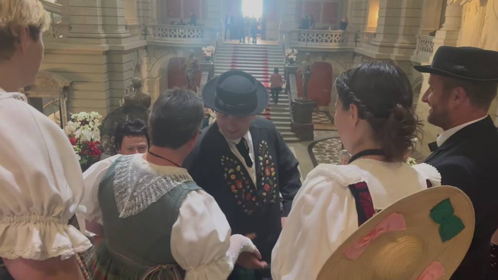 Luzerner Trachten-Delegation im Bundeshaus