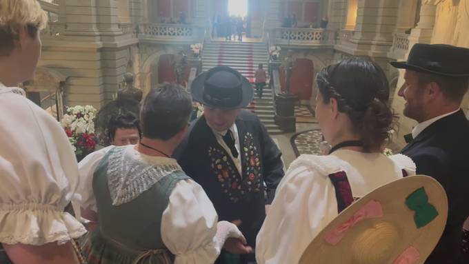 Luzerner Trachten-Delegation im Bundeshaus