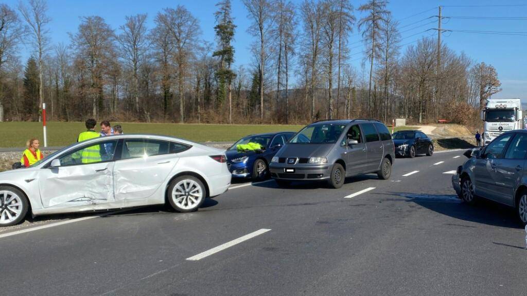 Eine Mitfahrerin eines Kleinwagens ist beim schweren Verkehrsunfall in Lenzburg AG tödlich verletzt worden.