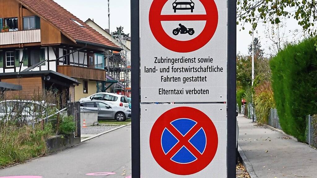 «Elterntaxi verboten»: Eltern dürfen ihre Kinder nicht mehr bis vor das Könizer Schulhaus Blindenmoos kutschieren.