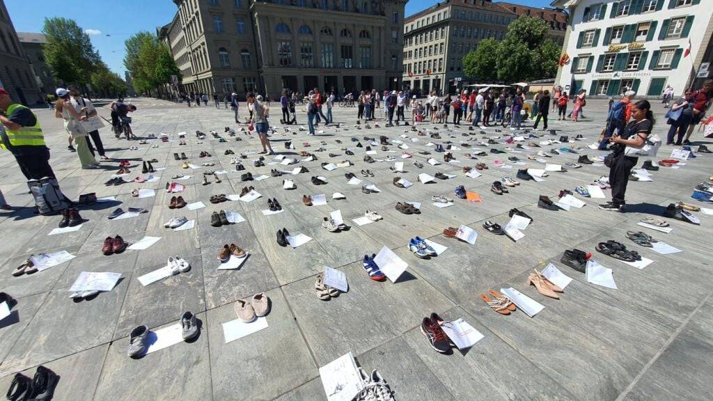 Stellvertretend für die an ME/CFS Erkrankten stellten die Kundgebungsteilnehmer 300 Paar Schuhe auf den Bundesplatz.