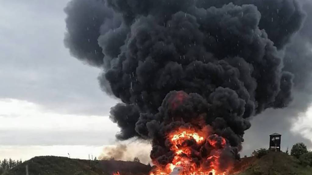 HANDOUT - Die Flammen des Kampfflugzeus steigen meterhoch. Foto: ---/Sirena telegram channel/AP/dpa - ACHTUNG: Nur zur redaktionellen Verwendung bis zum 4. September 2023 und nur mit vollständiger Nennung des vorstehenden Credits