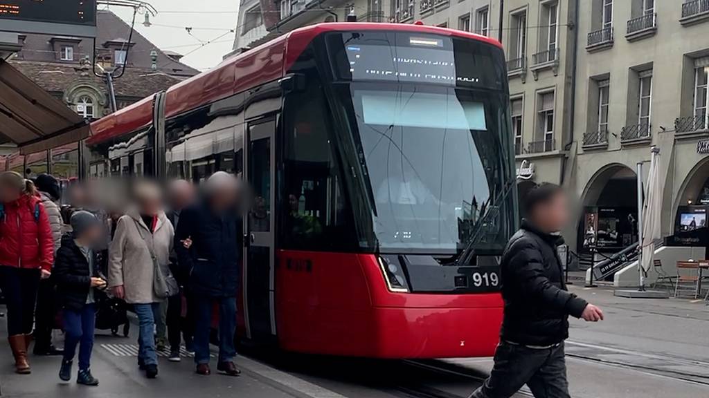 Tram in der Stadt Bern klingelt wie wild